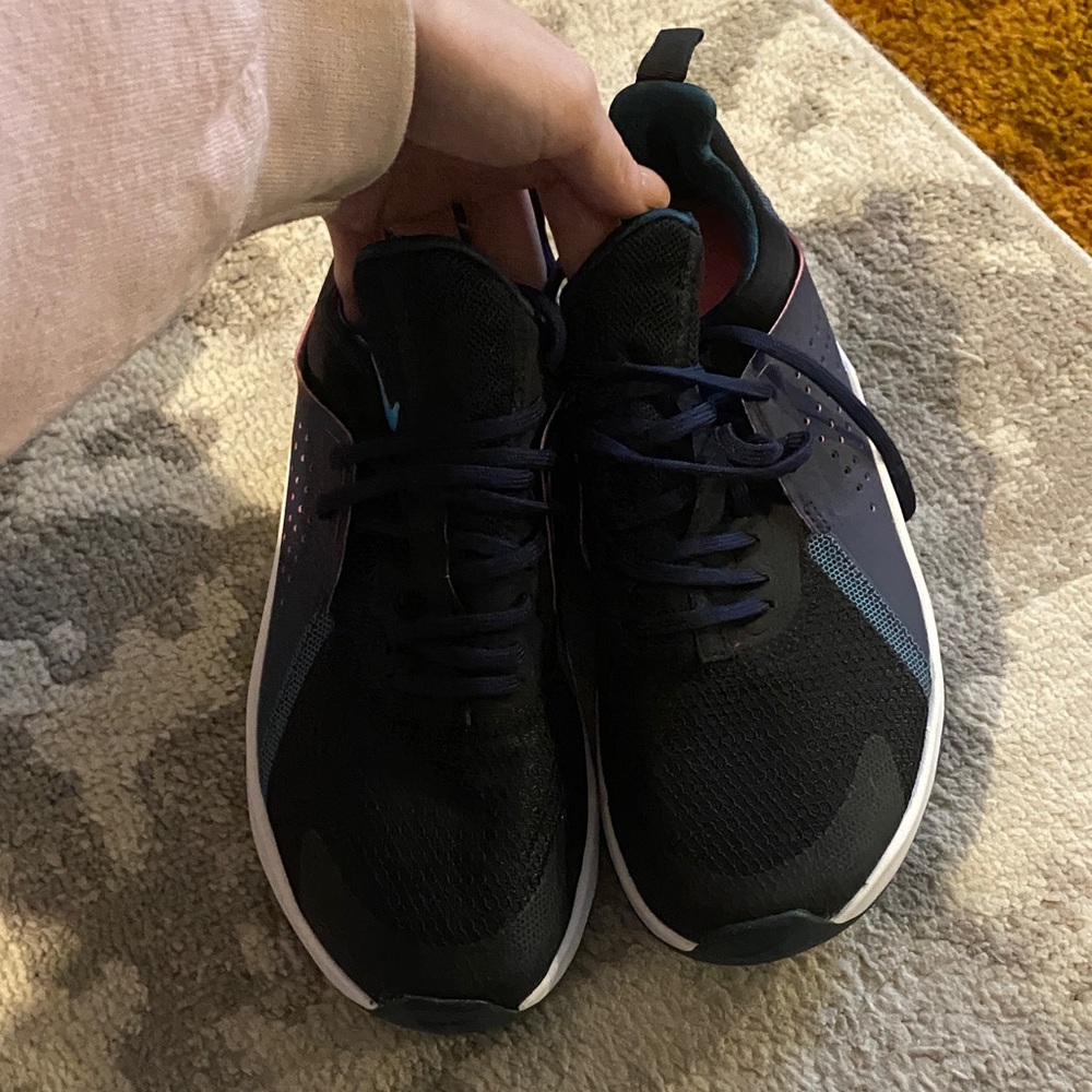 Nike Women’s Black and Blue Athletic Shoes - Picture 2 of 7